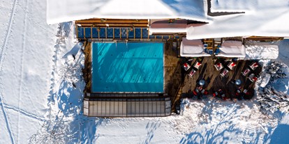 Hotels an der Piste - Sonnenterrasse - Ebene Reichenau - Beheizter & Überdachbarer Außenpool (Winter 31°C) und Blick auf unsere Sonnenterrasse  - Genusshotel Almrausch