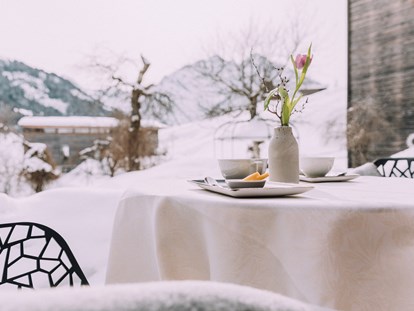 Hotels an der Piste - Pools: Außenpool beheizt - Vorarlberg - Tisch auf der  - Das Naturhotel Chesa Valisa****s