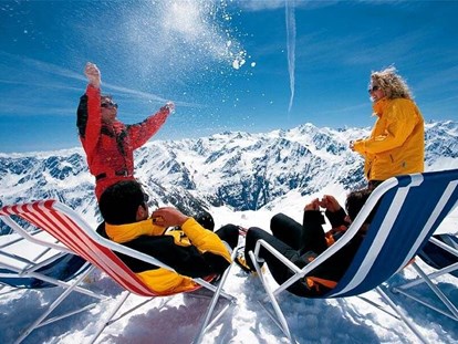 Hotels an der Piste - Wellnessbereich - Ötztal - Skifahren im strahlenden Sonnenschein am Gletscher - Skihotel Edelweiss Hochsölden