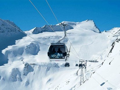 Hotels an der Piste - Skikurs direkt beim Hotel: für Erwachsene - Tirol - Skifahren im strahlenden Sonnenschein am Gletscher - Skihotel Edelweiss Hochsölden