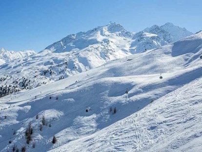 Hotels an der Piste - Pools: Innenpool - Vent - Skifahren im strahlenden Sonnenschein am Gletscher - Skihotel Edelweiss Hochsölden