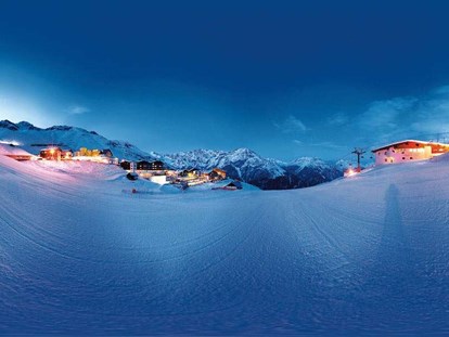 Hotels an der Piste - Trockenraum - Moos/Passeier - Skifahren im strahlenden Sonnenschein am Gletscher - Skihotel Edelweiss Hochsölden