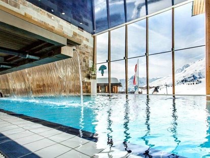 Hotels an der Piste - Kinder-/Übungshang - Hoteleigener Innenpool mit Panoramablick - Skihotel Edelweiss Hochsölden