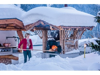 Hotels an der Piste - Hotel-Schwerpunkt: Skifahren & Familie - Ellmau - Die Gastgeberin am Brot backen - Hotel Marten
