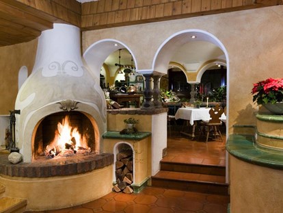 Hotels an der Piste - Hotel-Schwerpunkt: Skifahren & Kulinarik - Nockberge - Gemütliche Atmosphäre in der Hotellobby und an der Hotelbar - Hotel Prägant ****