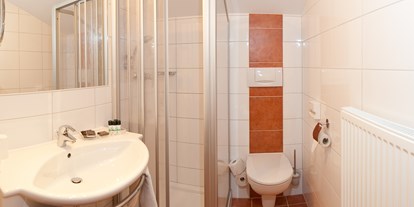 Hotels an der Piste - Hunde: auf Anfrage - Rennweg (Rennweg am Katschberg) - Badezimmer Doppelzimmer "Zirbe" - Hotel Berghof