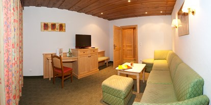 Hotels an der Piste - Skikurs direkt beim Hotel: für Kinder - Ebene Reichenau - Wohnzimmer Suite "Nockberge" - Hotel Berghof