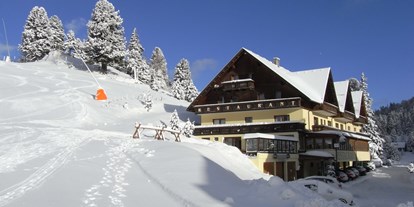 Hotels an der Piste - geführte Skitouren - Turracher Höhe - Hotel Turracherhof mit Blick von der Piste/Lift - Hotel Turracherhof