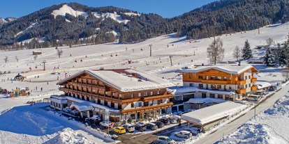 Hotels an der Piste - Skikurs direkt beim Hotel: für Kinder - Tiroler Unterland - Winteransicht vom Kitzspitz mit dem Skigebiet im Hintergrund  - Naturhotel Kitzspitz