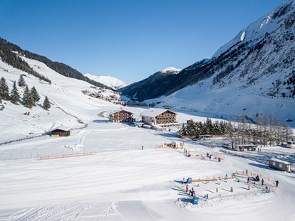 Hotels an der Piste - Parkplatz: kostenlos beim Hotel - Talabfahrt und Übungslift der Skischule direkt am Haus - Kinder- & Gletscherhotel Hintertuxerhof