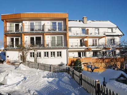 Hotels an der Piste - Hotel-Schwerpunkt: Skifahren & Sparen - Gartenansicht im Winter - Familienhotel Berger ***superior