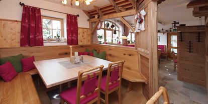 Hotels an der Piste - Parkplatz: kostenlos beim Hotel - Ski Obertauern - gemütlich zusammensitzen - Hotel & Restaurant DER SAILER