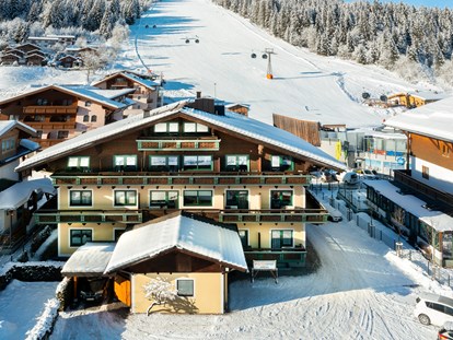 Hotels an der Piste - Dienten am Hochkönig - Außenansicht - Skiurlaub direkt an der Piste am Achterjet in Flachau - B&B Hotel Die Bergquelle