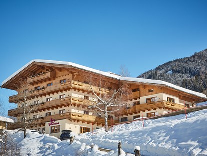 Hotels an der Piste - Hotel-Schwerpunkt: Skifahren & Party - Der Johanneshof im Winter - direkt an der Piste des Bergfriedliftes.
 - Dein MOUNTAIN Wohlfühlhotel Johanneshof