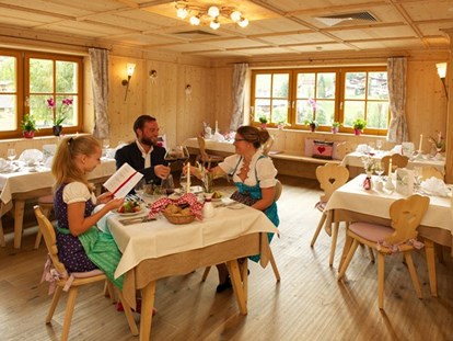Hotels an der Piste - Kinder-/Übungshang - Dienten am Hochkönig - Gemütliche Stube - Dein MOUNTAIN Wohlfühlhotel Johanneshof