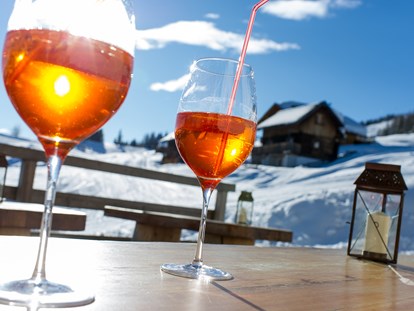 Hotels an der Piste - geführte Skitouren - Skigebiet Emberger Alm - West-Terrasse mit Aperol und mehr ...  - Sattleggers Alpenhof & Feriensternwarte 