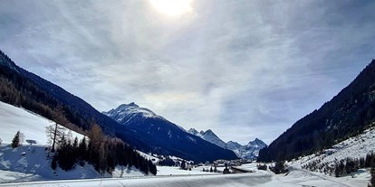 Hotels an der Piste - Skiraum: videoüberwacht - Ischgl - Winterspaziergang die Ruhe genießen  - Hotel Persura