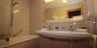 Hotels an der Piste - Fendels - Badezimmer mit Badewanne 
Bad / WC separat getrennt 
Doppelwaschbecken  - Hotel Persura