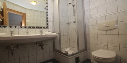 Hotels an der Piste - Hotel-Schwerpunkt: Skifahren & Familie - Nauders - Badezimmer mit Dusche / WC 
Doppelwaschbecken  - Hotel Persura