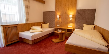 Hotels an der Piste - Parkplatz: kostenlos beim Hotel - Silvretta Arena - Ischgl - Samnaun - Twin - Bett superior mit Balkon  - Hotel Persura