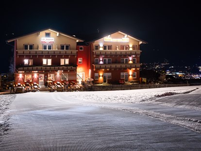 Hotels an der Piste - Skikurs direkt beim Hotel: für Kinder - Obertauern - Winter Hotel Pariente bei Nacht - Hotel Restaurant Pariente