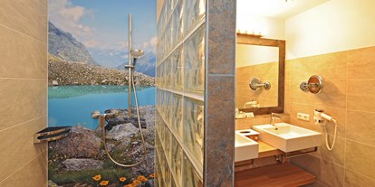 Hotels an der Piste - Skiraum: Skispinde - Zell am See - Badezimmer Forsthaus - Der Eggerhof 