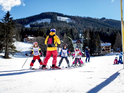 Hotels an der Piste - Skikurs direkt beim Hotel: für Kinder - Kärnten - Kinderschikurs in der angrenzenden (Kinder-)Schischule  - Familien- & Sporthotel Kärntnerhof****