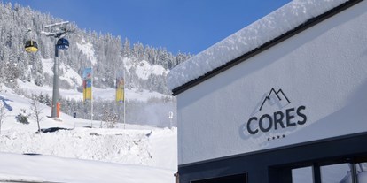 Hotels an der Piste - Hotel-Schwerpunkt: Skifahren & Party - Skigebiet Serfaus - Fiss - Ladis - Hotel Cores Fiss Außenansicht Seilbahn - Hotel Cores