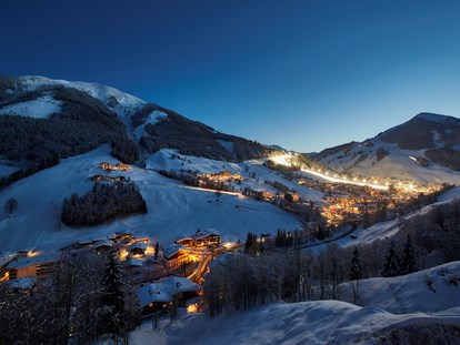 Hotels an der Piste - geführte Skitouren - Oberndorf in Tirol - Hinterglemm bei Nacht 
© Saalbach Hinterglemm, Daniel Roos - 4****S Hotel Hasenauer