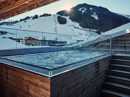 Hotels an der Piste - Sonnenterrasse - Kitzbühel - Wellness mit Aussicht im Winter - 4****S Hotel Hasenauer