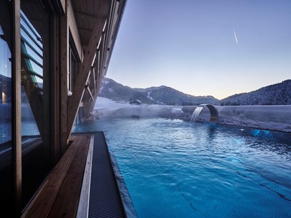 Hotels an der Piste - Hotel-Schwerpunkt: Skifahren & Wellness - Damüls - Infinity-Pool im Mountain Spring Spa - HUBERTUS MOUNTAIN REFUGIO ALLGÄU