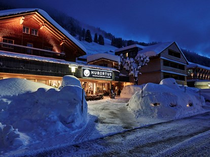 Hotels an der Piste - Ladestation Elektroauto - Fischen im Allgäu - Haupteingang des HUBERTUS Mountain Refugio Allgäu - HUBERTUS MOUNTAIN REFUGIO ALLGÄU