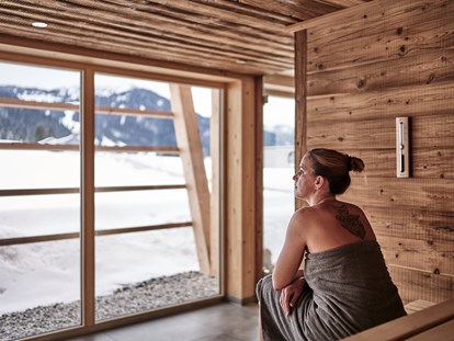 Hotels an der Piste - Wellnessbereich - Allgäu - Panorama Sauna - HUBERTUS MOUNTAIN REFUGIO ALLGÄU