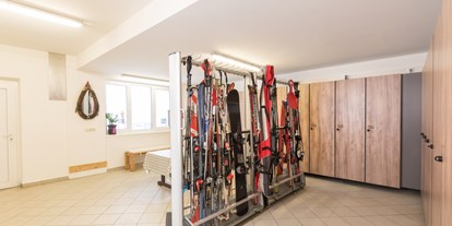 Hotels an der Piste - Obertauern - großzügiger Skiraum mit eigenem Skispind pro Zimmer und Wärmestäbe für Ihre Skischuhe - Berghotel Sonnhof