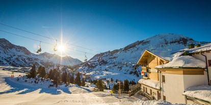 Hotels an der Piste - Ski-In Ski-Out - Obertauern - Sonnenaufgang und frisch präparierte Piste am Sonnhof  - Berghotel Sonnhof