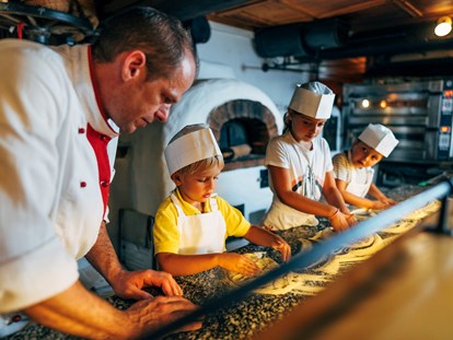 Hotels an der Piste - Trockenraum - Pizzabackkurs für Kinder im Hüttenrestaurant Trattlers Einkehr - Hotel GUT Trattlerhof & Chalets****