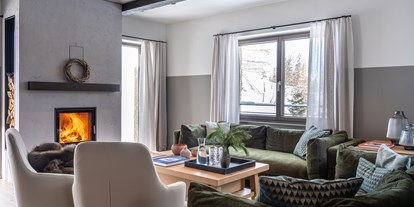 Hotels an der Piste - Wellnessbereich - Skigebiet Katschberg - Großer, modernen Wohnbereich mit eignem Kamin - KAUZ - Design Chalets