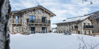 Hotels an der Piste - Sauna - Skigebiet Katschberg - Außenansicht mit Garten im WInter - KAUZ - Design Chalets