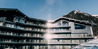 Hotels an der Piste - Verpflegung: Frühstück - Samnaun Dorf - Fassade mit Pool - Elizabeth Arthotel