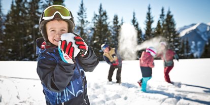 Hotels an der Piste - Skiservice: Skireparatur - Skicircus Saalbach Hinterglemm Leogang Fieberbrunn - Kinder im Schnee -  Hotel Alpine Palace