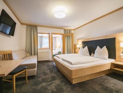 Hotels an der Piste - Hotel-Schwerpunkt: Skifahren & Tourengehen - Dienten am Hochkönig - Familienzimmer Typ A mit einem Doppelbett in einem der Schlafzimmer und einer ausziehbaren Schlafcouch in dem anderen Schlafzimmer. - Familienhotel Botenwirt ***S