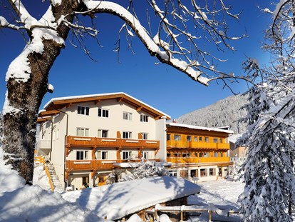 Hotels an der Piste - Hotel-Schwerpunkt: Skifahren & Familie - Dienten am Hochkönig - Außenansicht im Winter - Familienhotel Botenwirt ***S