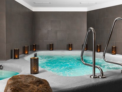 Hotels an der Piste - Leogang - Whirlpool (38° C) und Kaltwassertauchbecken im Erwachsenen-Saunabereich - Erstklassig & down to Earth - das bio-zertifizierte Gartenhotel Theresia****S 