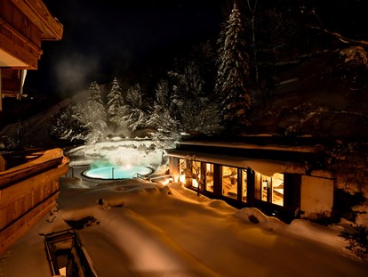 Hotels an der Piste - Hotel-Schwerpunkt: Skifahren & Wellness - Pool und Relaxgebäude "by night" - Erstklassig & down to Earth - das bio-zertifizierte Gartenhotel Theresia****S 