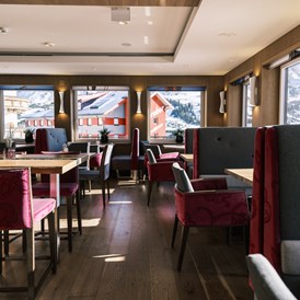 Skihotel: Frühstücksraum mit Panoramablick für einen tollen Start in den Morgen! - Hotel Kristall Obertauern