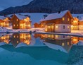 Skihotel: Außenansicht Winter mit Teich - Narzissendorf Zloam