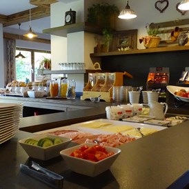 Skihotel: Frühstücksbuffet bzw. 4-gängiges Wahlmenü am Abend
 - Hotel Pension Sporthof