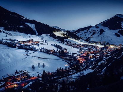 Hotels an der Piste - Hotel-Schwerpunkt: Skifahren & Wellness - Panoramaansicht - Familienresort Ellmauhof - das echte All Inclusive ****S