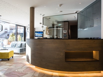 Hotels an der Piste - Tiroler Oberland - Rezeption mit Lobby - stefan Hotel