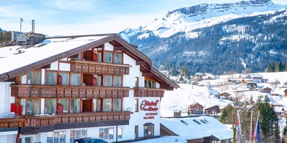 Hotels an der Piste - Vorarlberg - Ansicht Hotel Eingangsseite(Ost) mit Ifen im Hintergrund - Almhof Rupp - das Genießerhotel